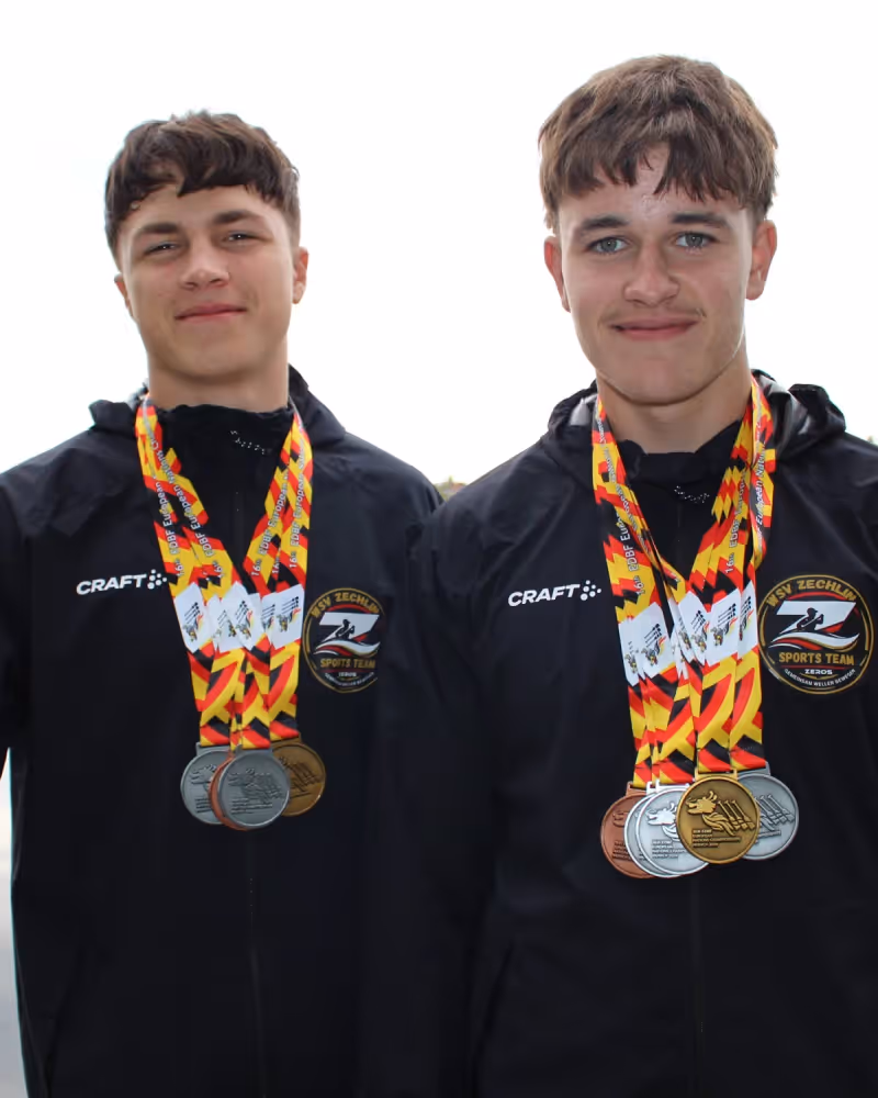Zwei junge Drachenbootsportler des WSV Zechlin Sports Team mit ihren fünf Medaillen der Drachenboot-Europameisterschaft in München