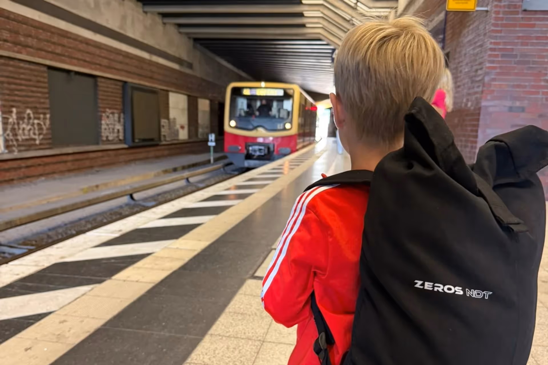Für die meisten Menschen beginnt eine Bahnfahrt am Bahnsteig. Für uns beginnt sie schon lange vorher.