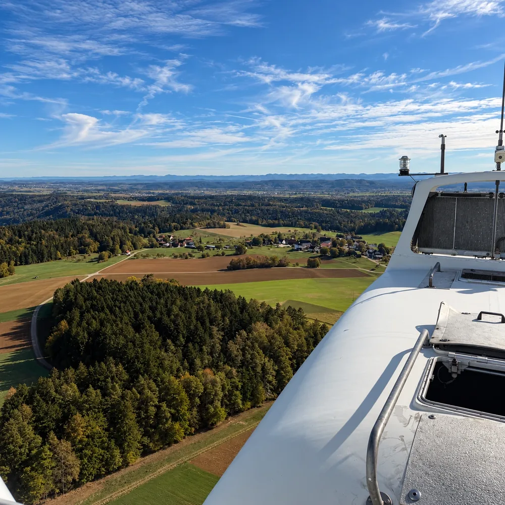 Blick von einer Windkraftanlage während eines Werkstoffprüfungseinsatzes im Schwarzwald