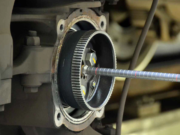 Ultraschallprüfung an einer Radsatzwelle mit Längsbohrung (Hohlwelle)